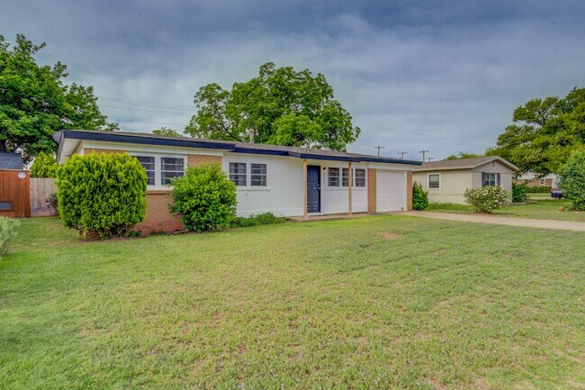 Foto del edificio - Charming Updated 3 Bedroom