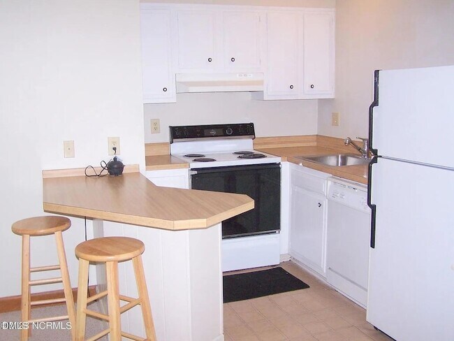 Building Photo - 220 Foxkroft Dr