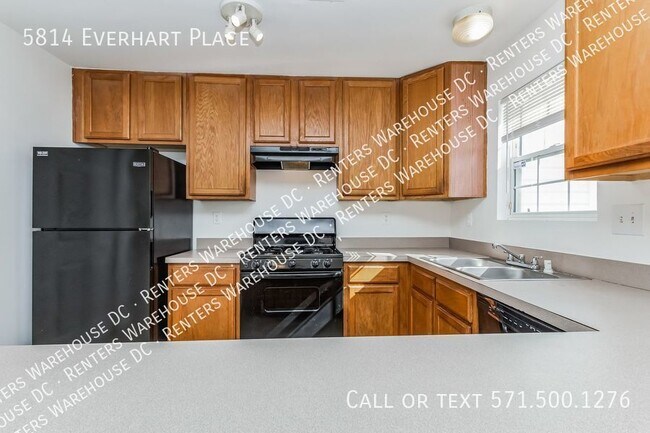 Foto del edificio - Bright 3bd/2.5 ba end unit TH w/ attached ...