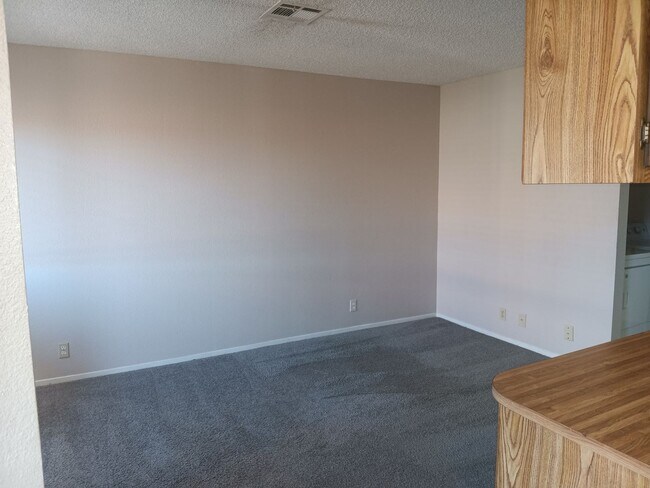 Building Photo - MOVE-IN SPECIAL! COZY 1 BEDROOM, 1 BATHROO...