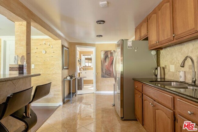 Foto del edificio - 15555 High Knoll Rd
