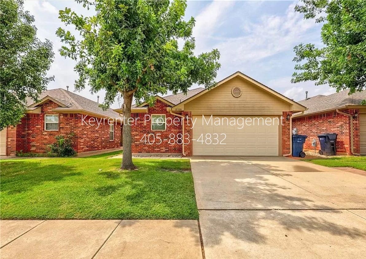 Gorgeous 3 bedroom 2 Bath and 2 Car Home in the Heart of Yukon - Gorgeous 3 bedroom 2 Bath and 2 Car Home in the Heart of Yukon