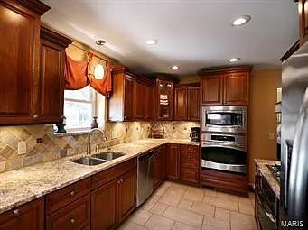 Foto del edificio - "Charming 3-Bedroom Retreat with 2 Full Baths in Prime Saint Louis Location - 1537 Sq Ft of Comfo...