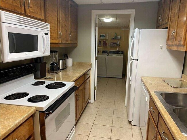 Building Photo - 1410 Tennis Ct Pl
