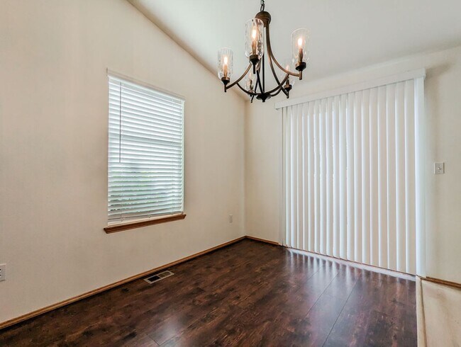 Building Photo - Beautiful 3 bed, 2 bath Rambler with fully...
