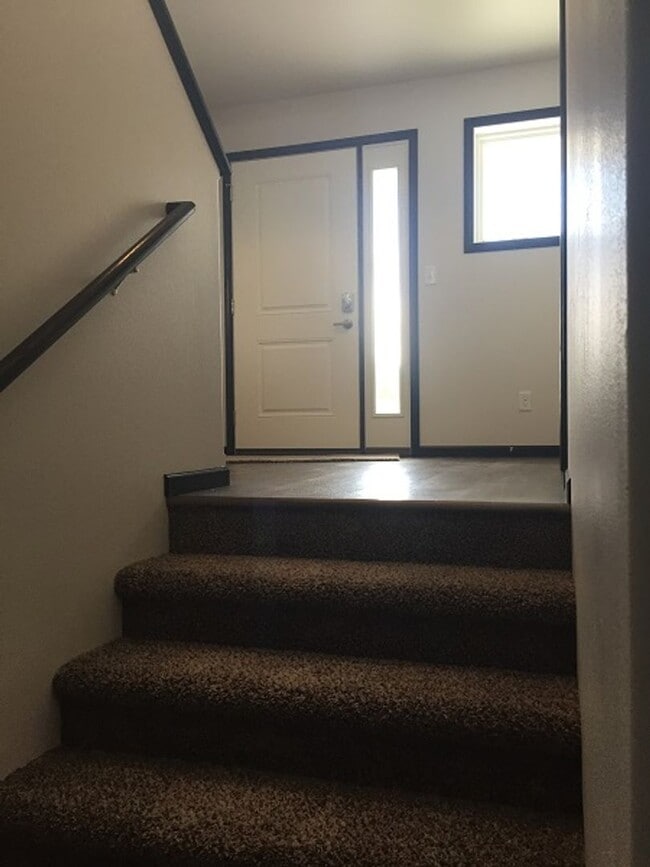 Building Photo - 4 Bed 3 Bath Single Family Home