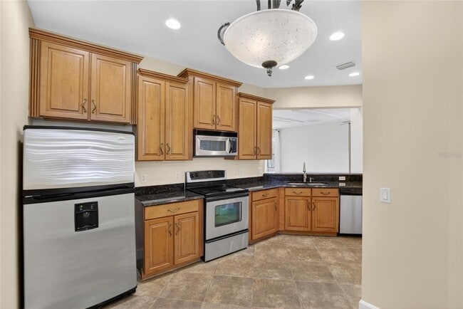 Building Photo - 210 Shell Falls Dr