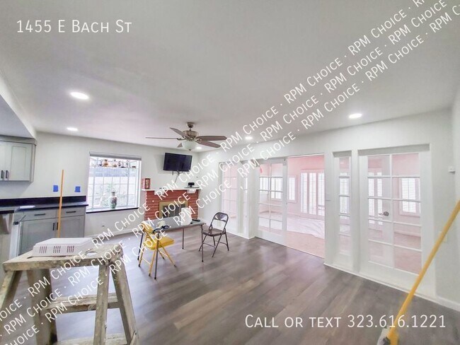 Building Photo - Large Quiet Single Family House with Centr...