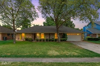 Building Photo - 427 Mayfair Dr