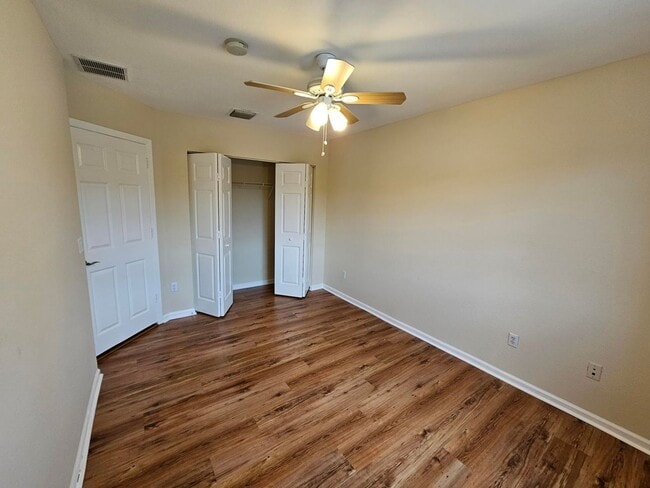 Building Photo - Spacious 3/2.5 Townhome