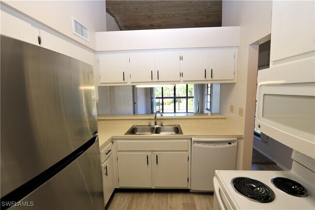 Building Photo - 32 Greenbrier St