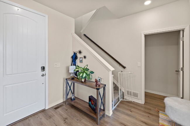 Building Photo - Bright and Beautiful Home with Gourmet Kit...