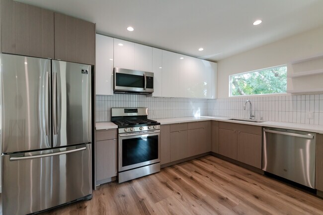 Building Photo - 521 N Flores St