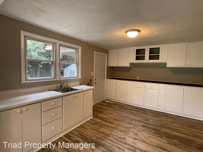 Building Photo - 1 br, 1 bath House - 210 S. Chimney Rock Rd.