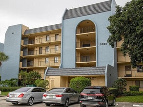 Building Photo - 2828 Tennis Club Dr
