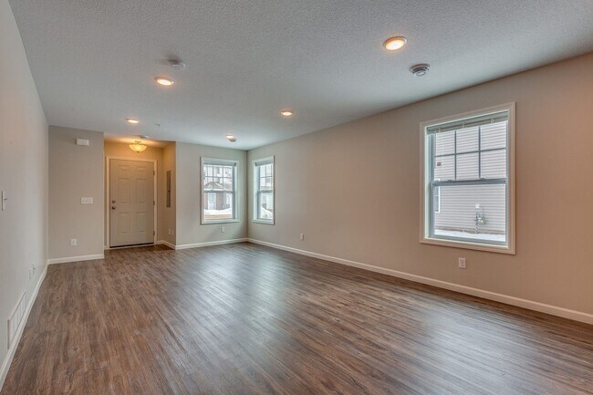 Foto del edificio - End Unit Town Home avail April 2026 : 3bd2ba2car garage Zimmerman