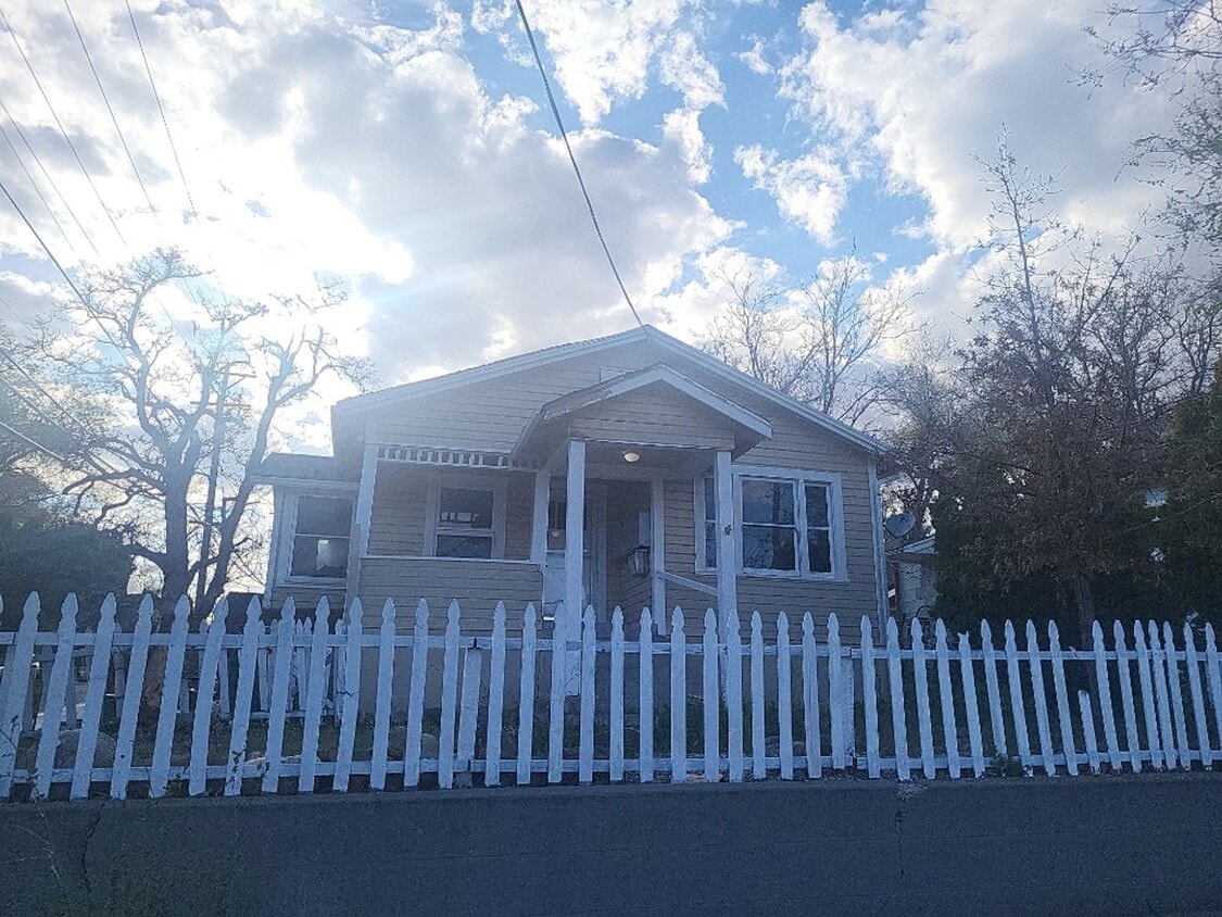 Primary Photo - 305-305 W 11th St