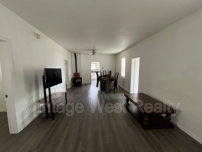 Building Photo - 175 Eckhardt Ave W