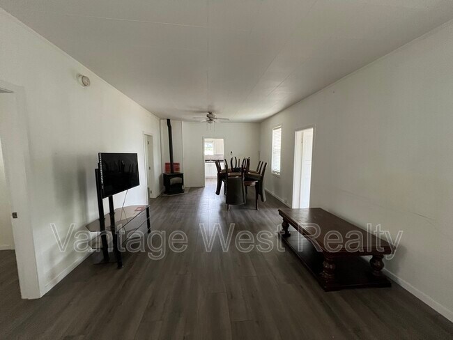 Photo du bâtiment - 175 Eckhardt Ave W