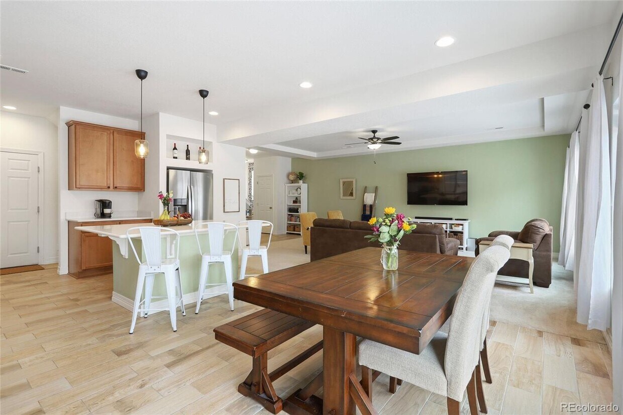 Beautiful 4 Bedroom Home in First Creek Av... - Beautiful 4 Bedroom Home in First Creek Av...