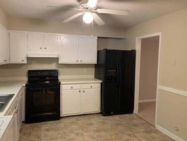 Foto del edificio - 1200A Falls Church Rd., Raleigh - Bev Roberts Rentals & Property Management