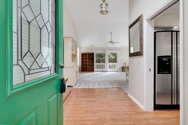 Foto del edificio - 12 Goldfinch Ln