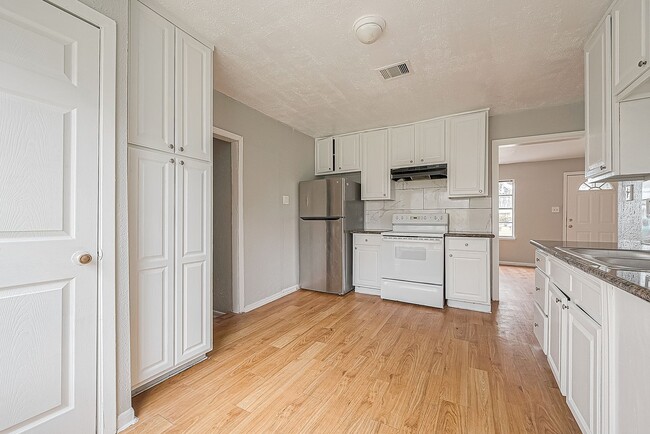 Photo - Very affordable spacious 4bed/2bath single-family house!