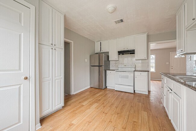 Foto del edificio - Very affordable spacious 4bed/2bath single-family house!