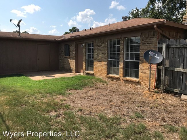 Building Photo - 2111 Oak Hollow St