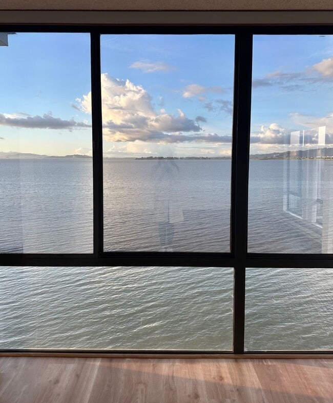 Building Photo - BEAUTIFUL BREATH TAKING VIEW UNIT!!! MUST ...