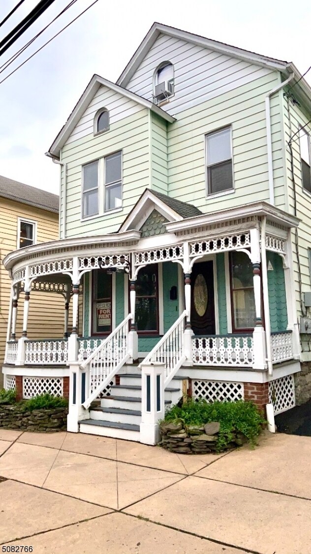 Building Photo - 208 Main St