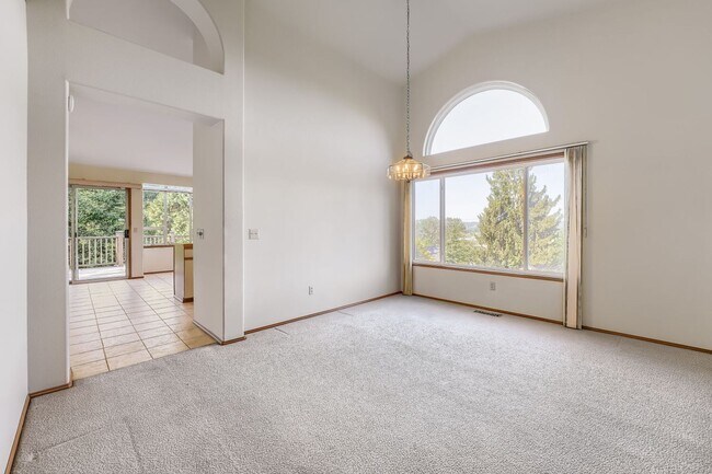 Foto del edificio - Well-Equipped 3 Bed 2 Bath Renton Home w/ 2-Car Attached Garage!
