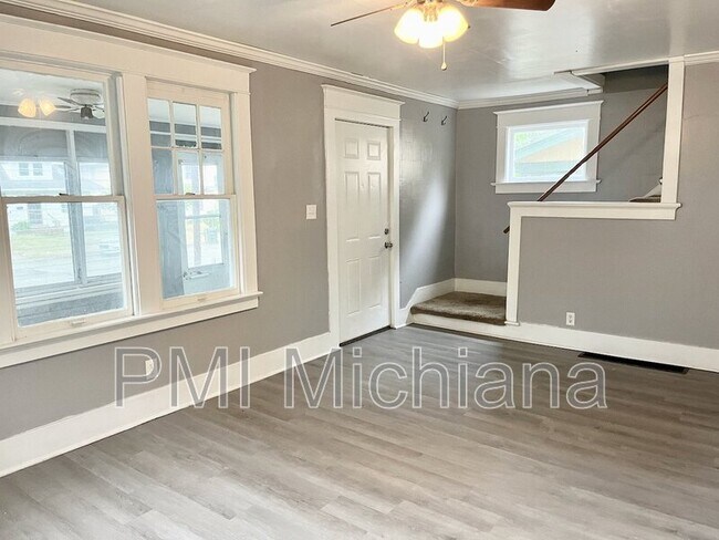 Building Photo - 718 Haney Ave