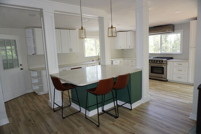 Building Photo - Unique Mountain Home 3 Bed/4 Bath with Wor...