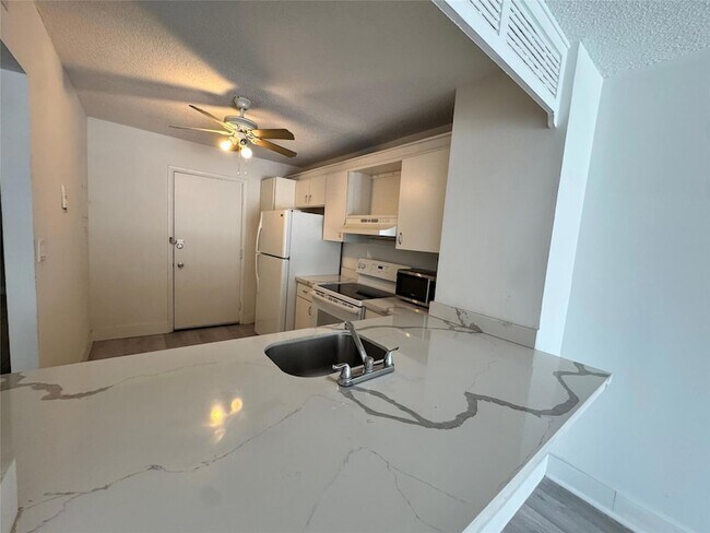 Foto del edificio - 6855 Abbott Ave