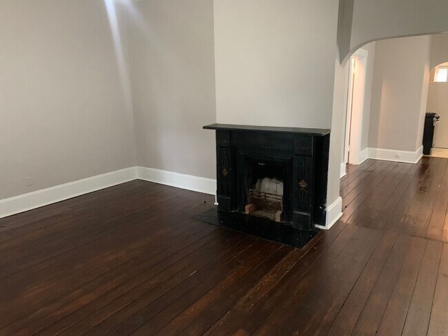 Foto del edificio - A spacious and quiet 3 bedroom home in Old...