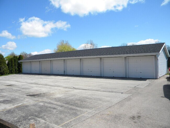 Building Photo - 1925 Sylvan Way