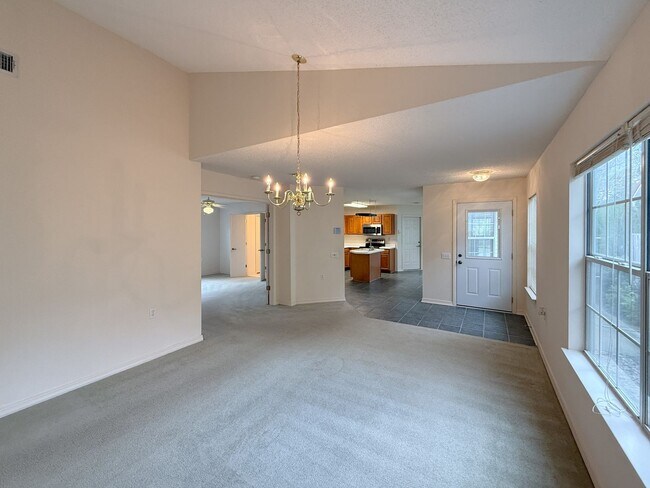 Foto del edificio - Well Maintained 3 Bedroom 2 Bath East Hill...