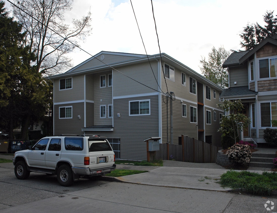 Building Photo - Licton Springs Apartments