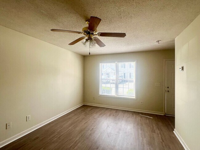 Foto del edificio - Two bedroom, 1.5 townhouse in Graham (Park Place Apts)