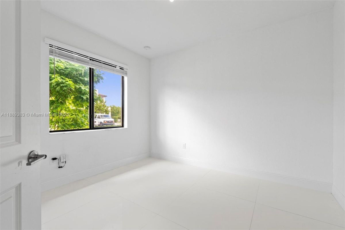 Foto del edificio - 20628 NE 7th Pl