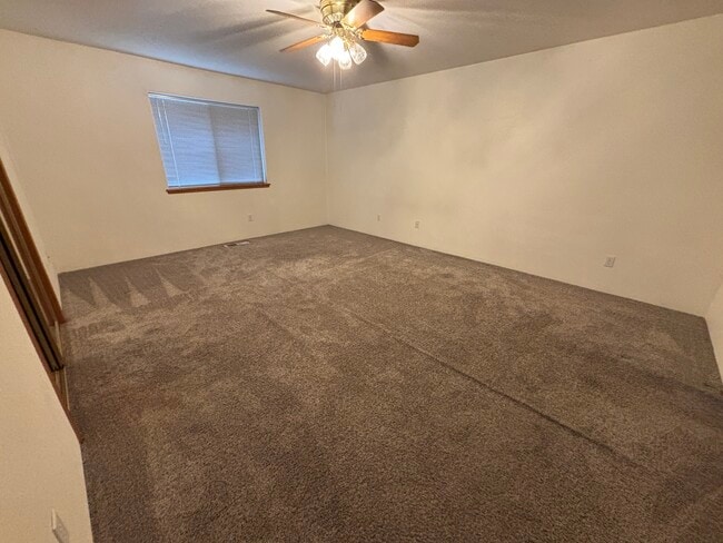 Building Photo - 935 NW Cooke Ave