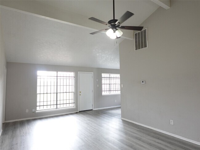 Foto del edificio - 10811 Thorncliff Dr