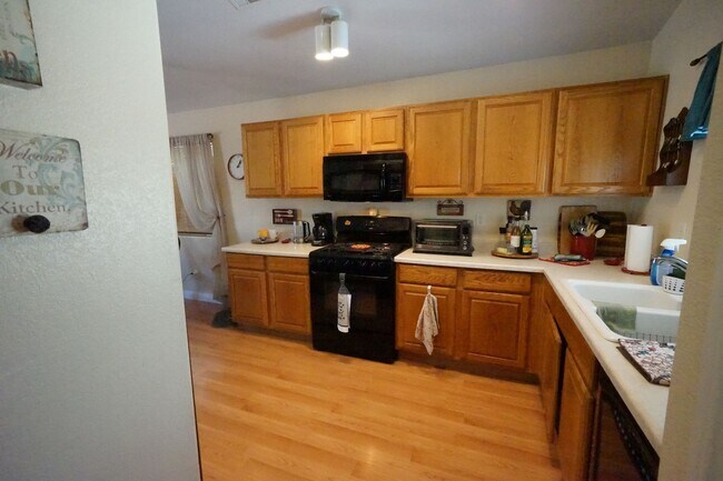 Foto del edificio - SHOWINGS AVAILABLE NOW