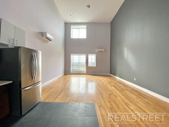 Foto del edificio - LUXURY PENTHOUSE 2 BR Loft WITH PRIVATE ROOF DECK in Queens! + 1 MONTH FREE!