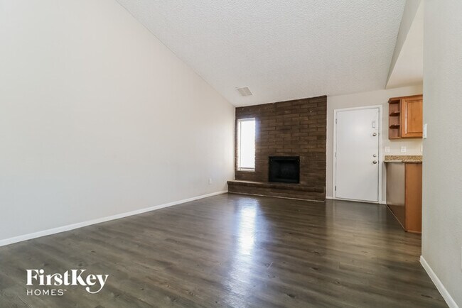 Building Photo - 6015 W Poinsettia Dr