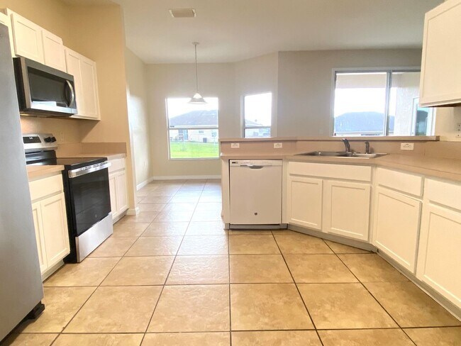 Building Photo - Spacious 4/2 House for Rent. Available NOW!