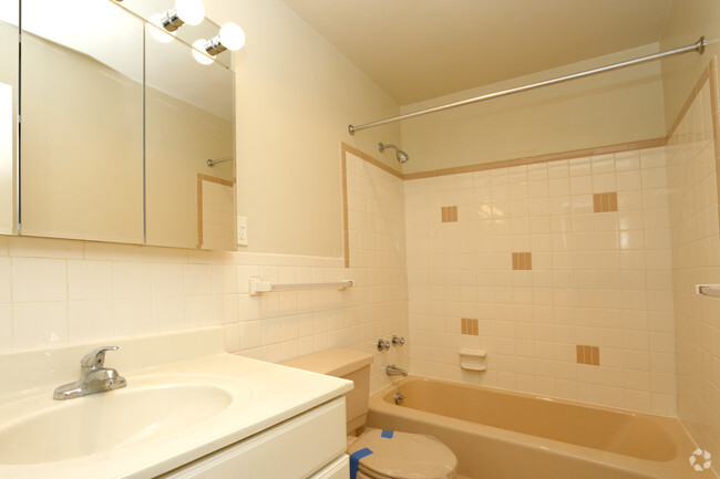 One Bedroom-Bathroom - Highgate Apartments