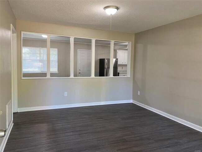 Building Photo - 6136 Gladstone Dr