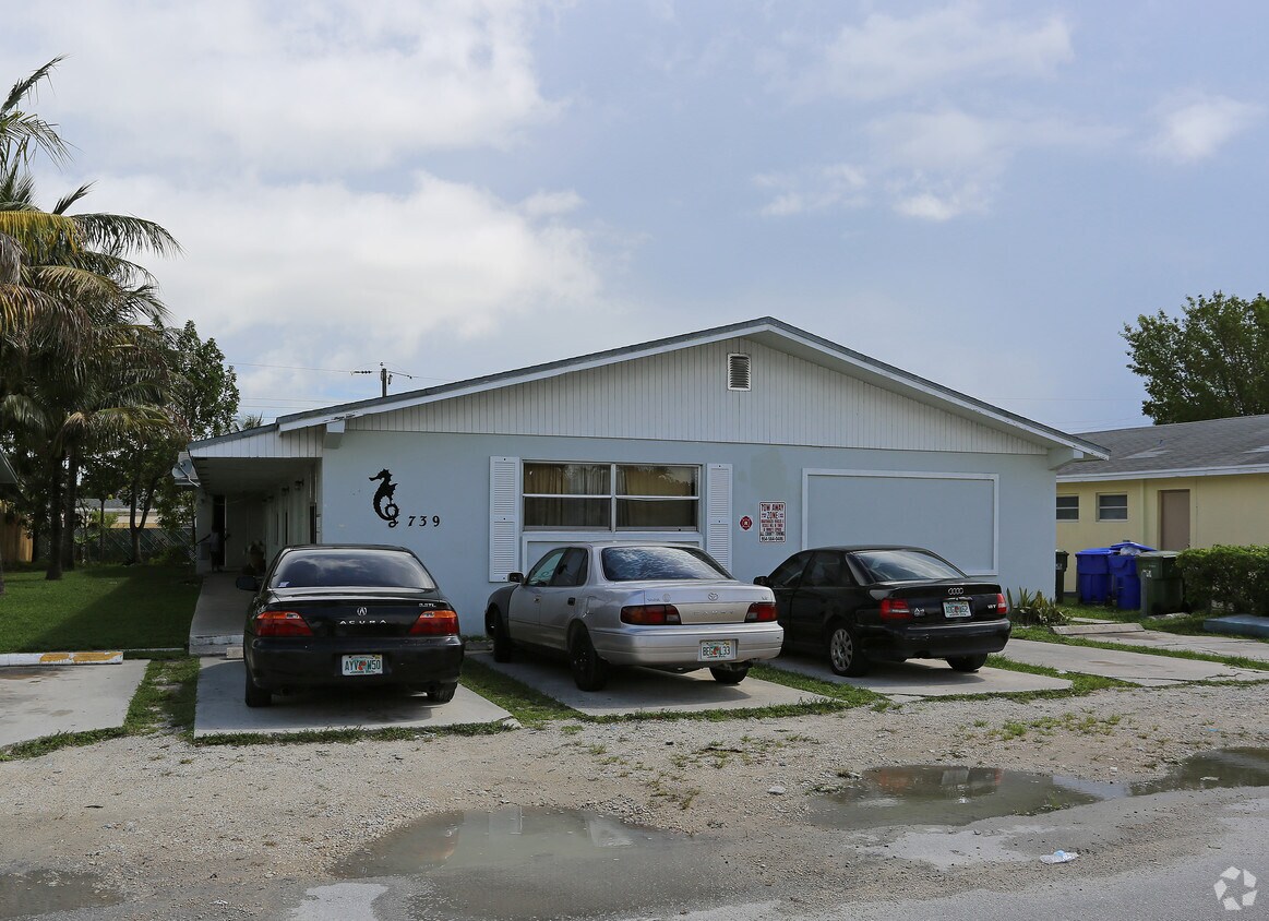 Building Photo - 739 NE 13th Ct